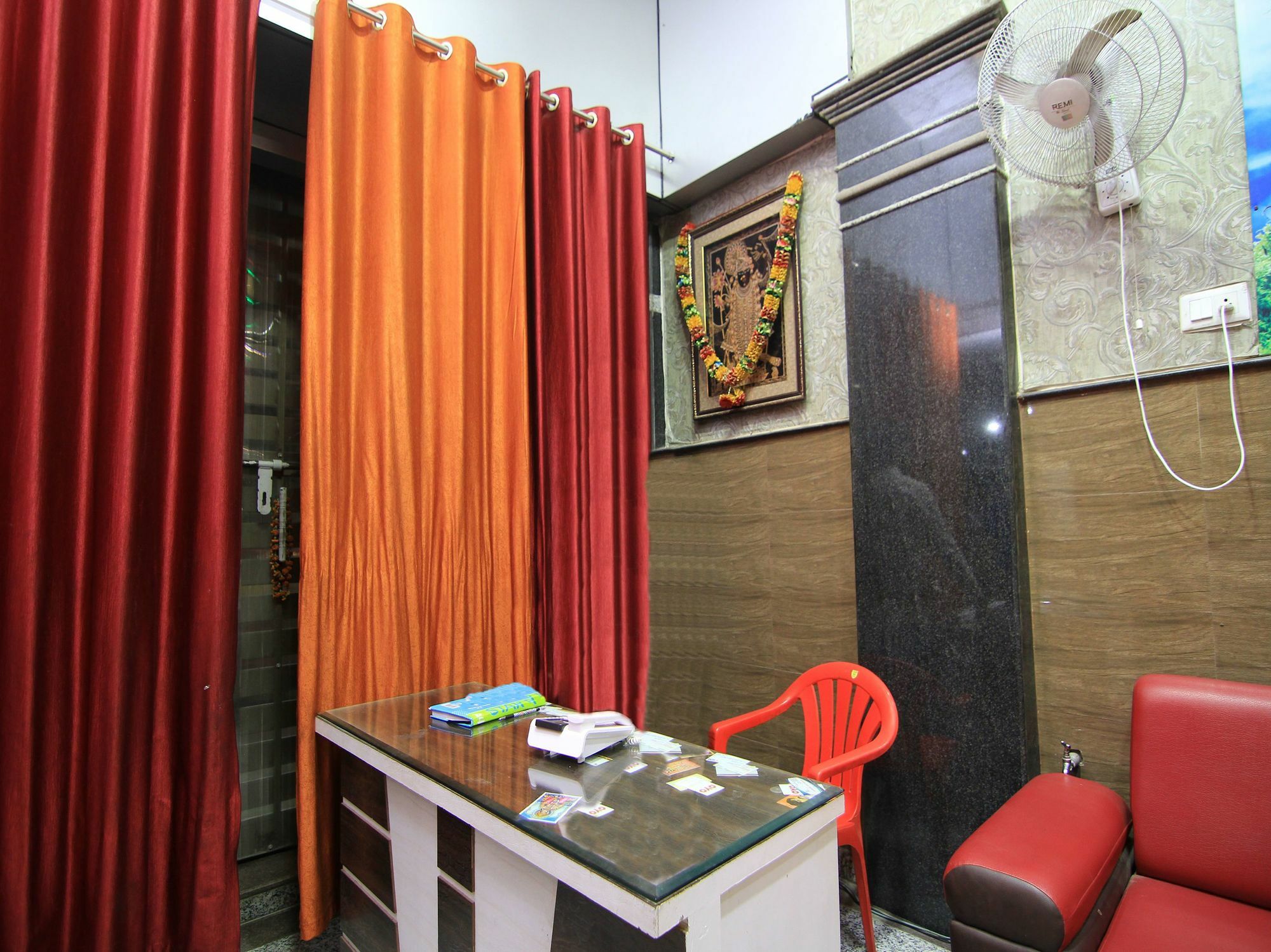 Oyo 14615 Aastha Krishna Dham Apartment *